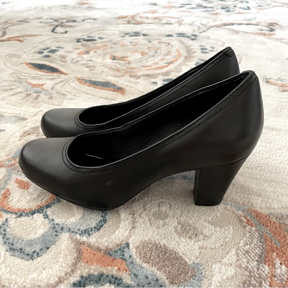 Women’s size 7 Clark’s heels